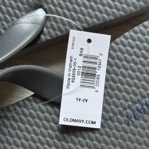 Old Navy Grey Oyster Flip-Flop Sandals for Kids (Partially Plant-Based) - Picture 6 of 9